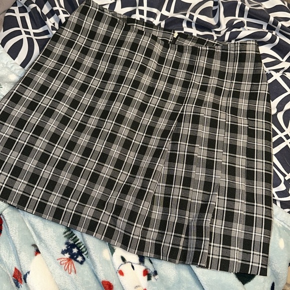 Black and white skirt flair on the left side - Picture 2 of 4
